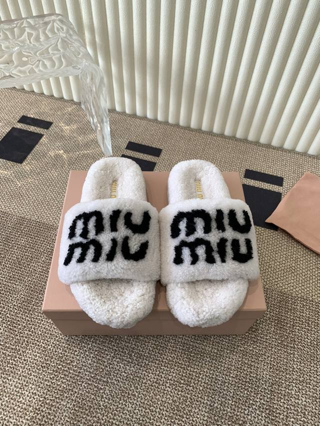 Miu Miu 缪缪毛拖秋冬新宠 百搭时髦单品！ 不管居家还是外穿都是品味的象征性！秋冬搭配袜子 那更是太绝太绝了 进口澳洲真羊毛，手感细腻柔软丝滑 大底是成型